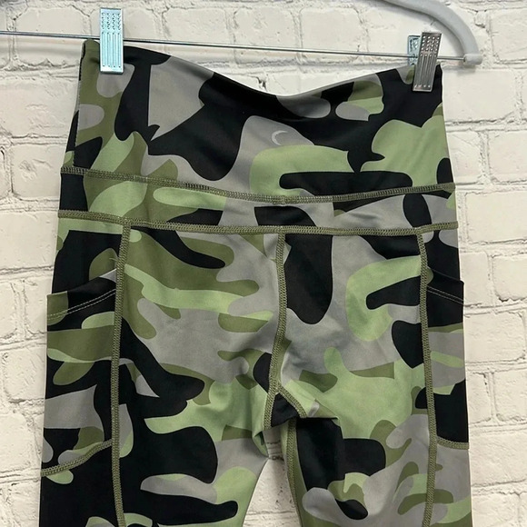 Zyia Light n Tight camo legging with pockets size 4 EUC - Picture 6 of 6